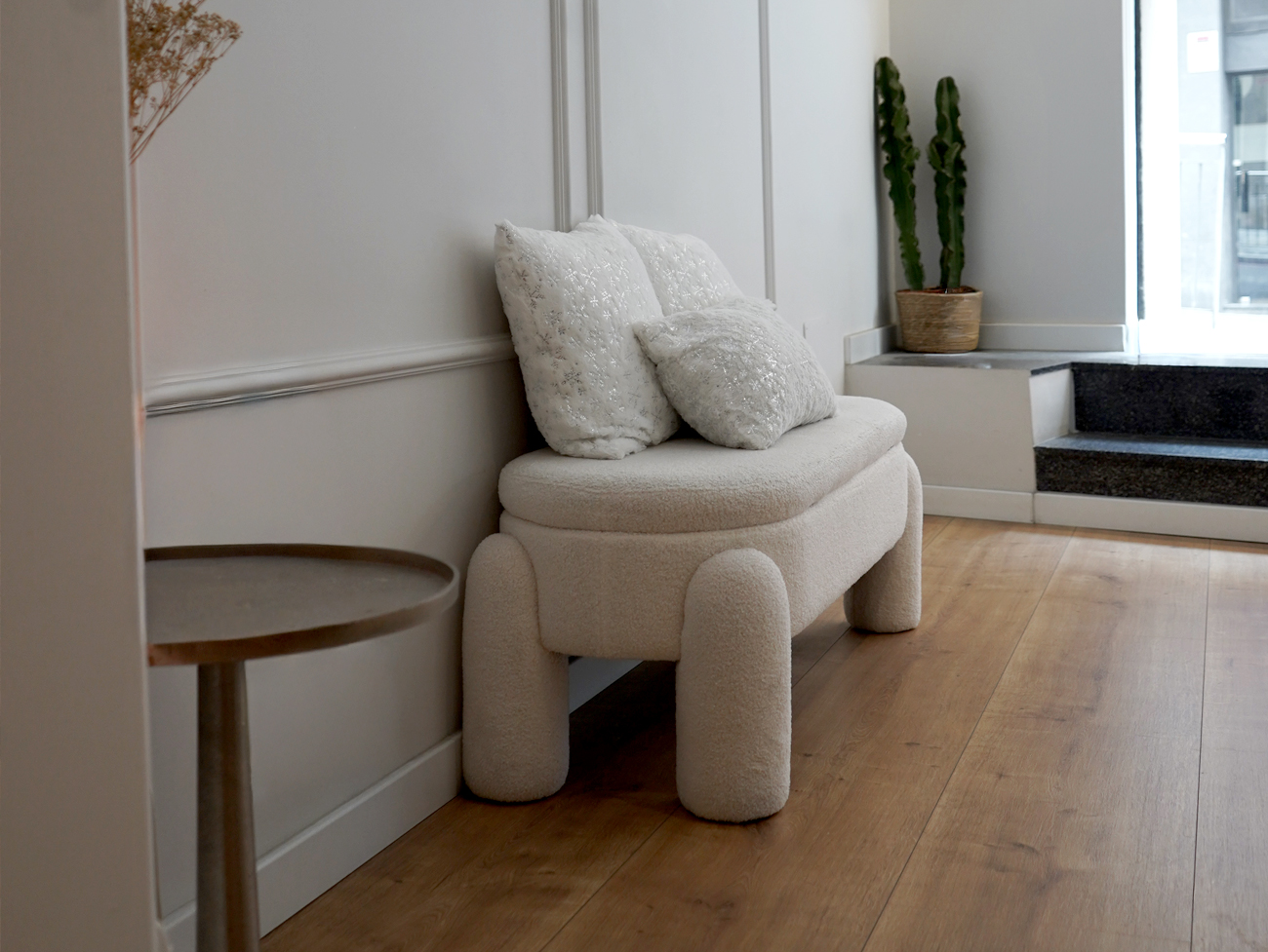Interior cálido y acogedor del estudio Hello Lash Lifting en Barcelona