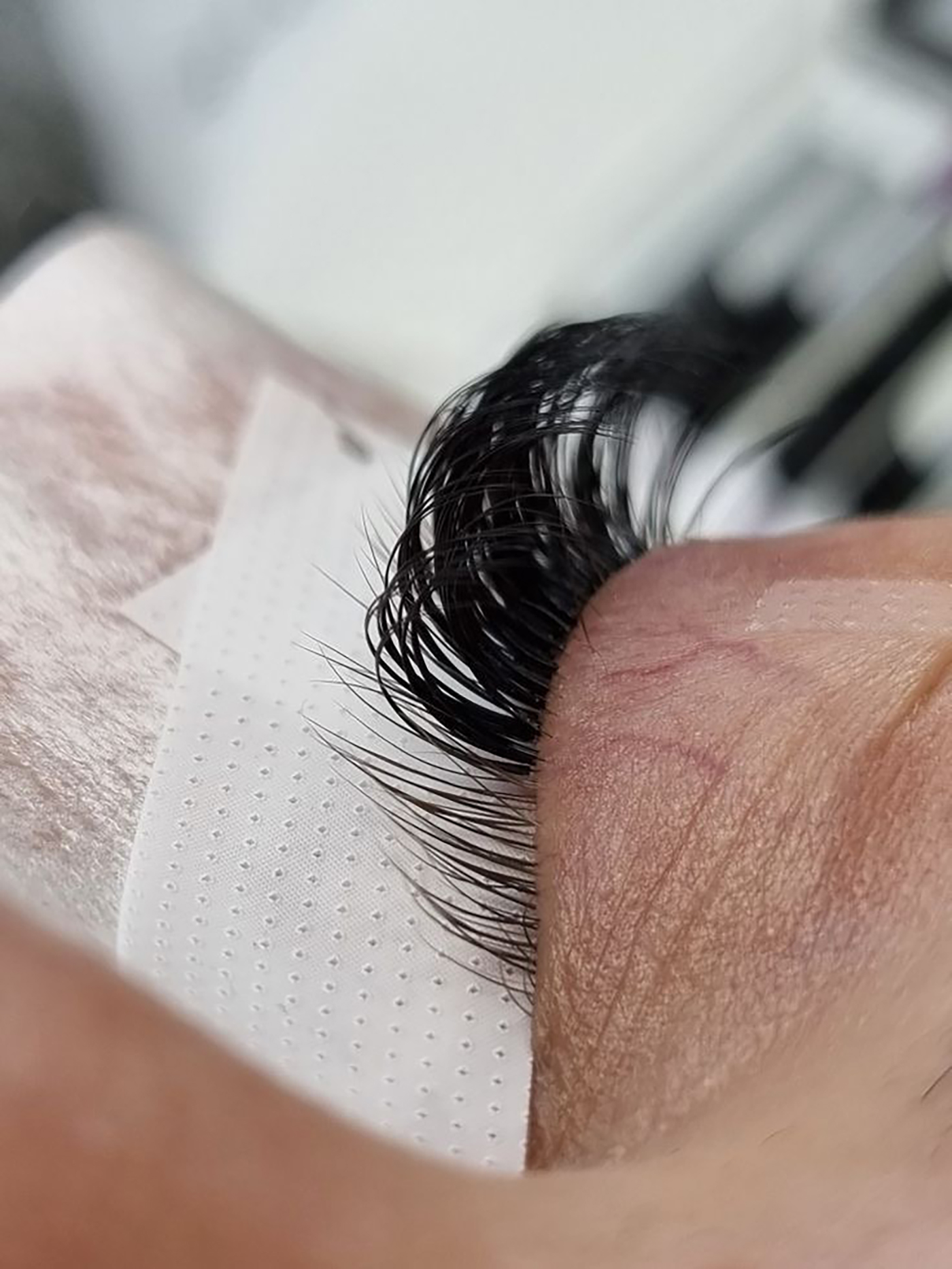 Primer plano de extensiones de pestañas pelo a pelo