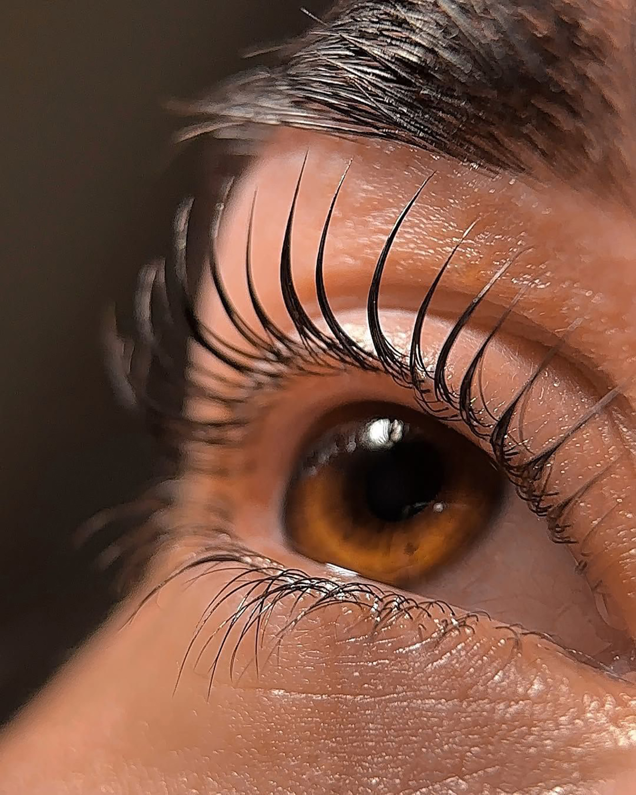 Primer plano de un ojo con pestañas naturales recién curvadas