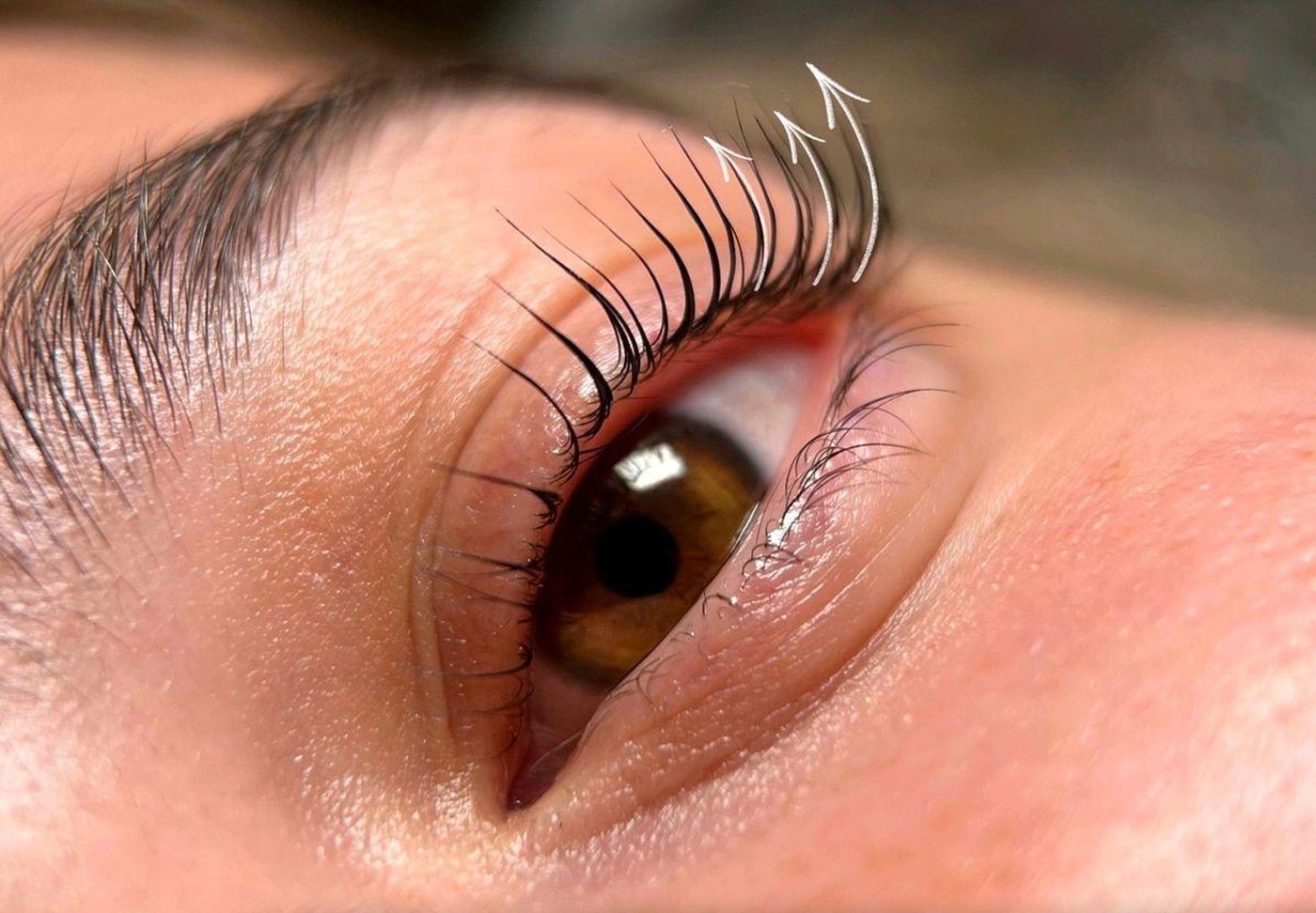 Primer plano de pestañas naturales curvadas tras un lash lifting